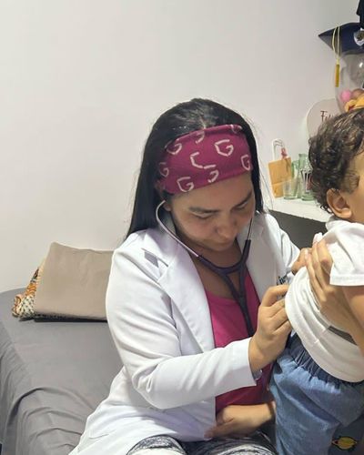 Doctor atendiendo paciente